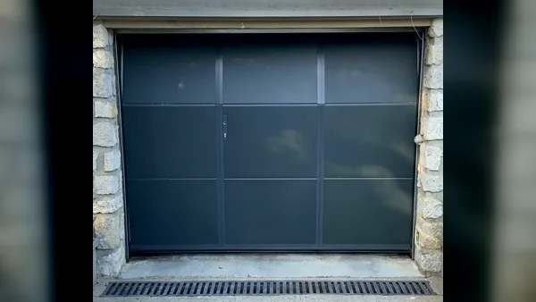 Porte de garage sectionnelle avec portillon : la vidéo