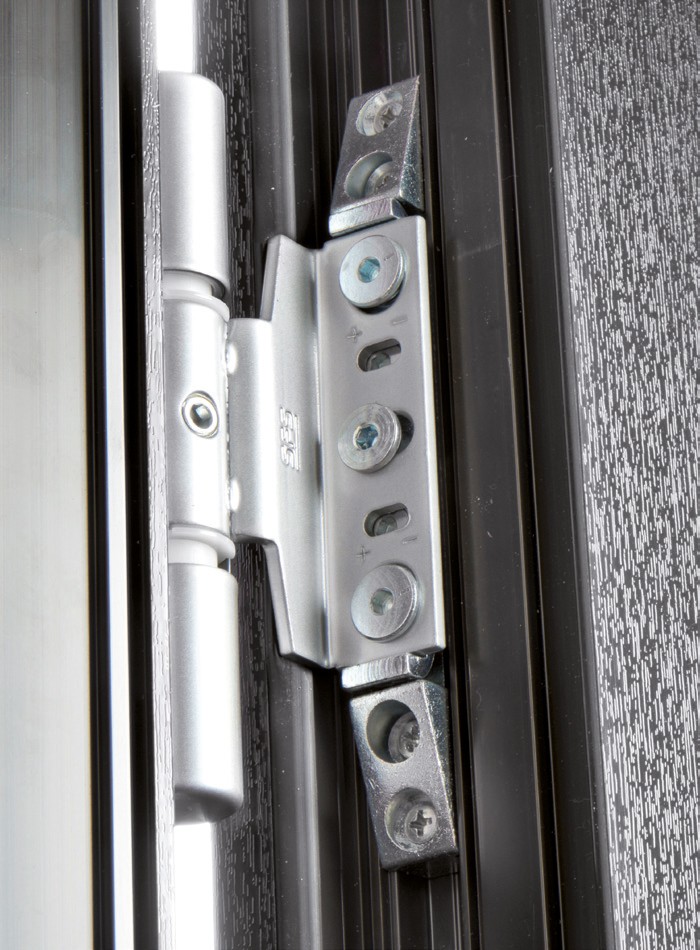 Charnières avec roulements SFS pour la porte d’entrée.